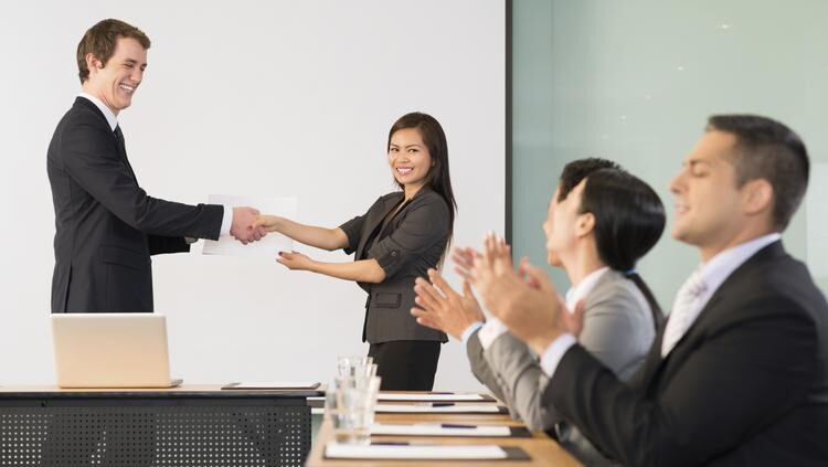 Những lưu ý khi khen thưởng nhân viên không phải ai cũng biết